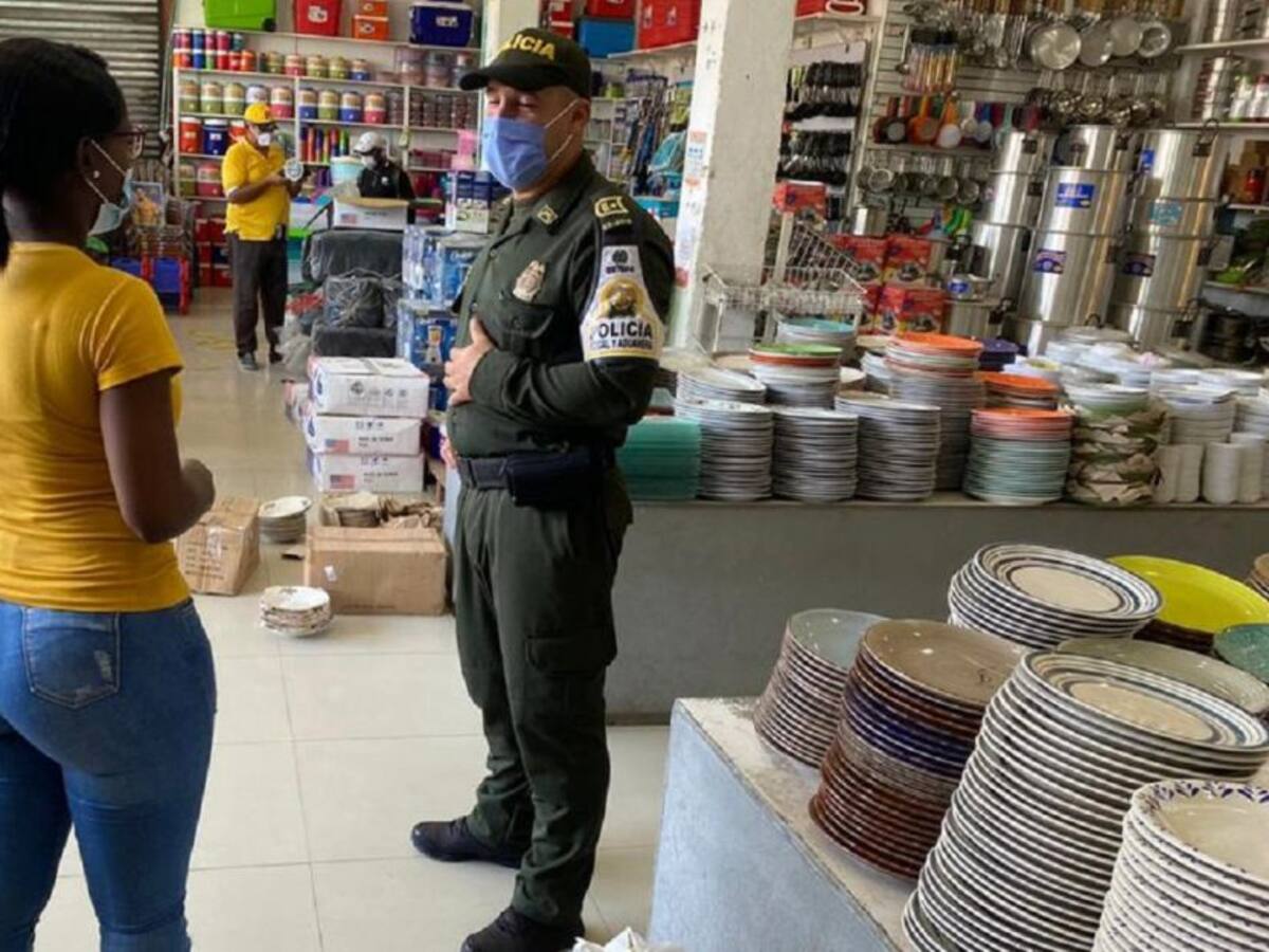 Policía de Cartagena realiza campaña en Bazurto para evitar robos