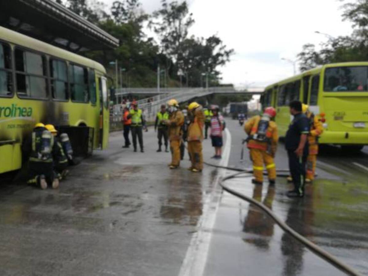 Solo pánico causó un incendio en un bus de Metrolínea