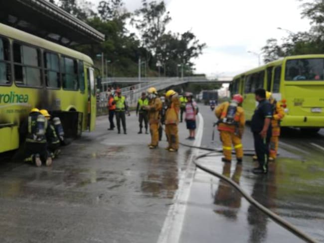 Solo pánico causó un incendio en un bus de Metrolínea