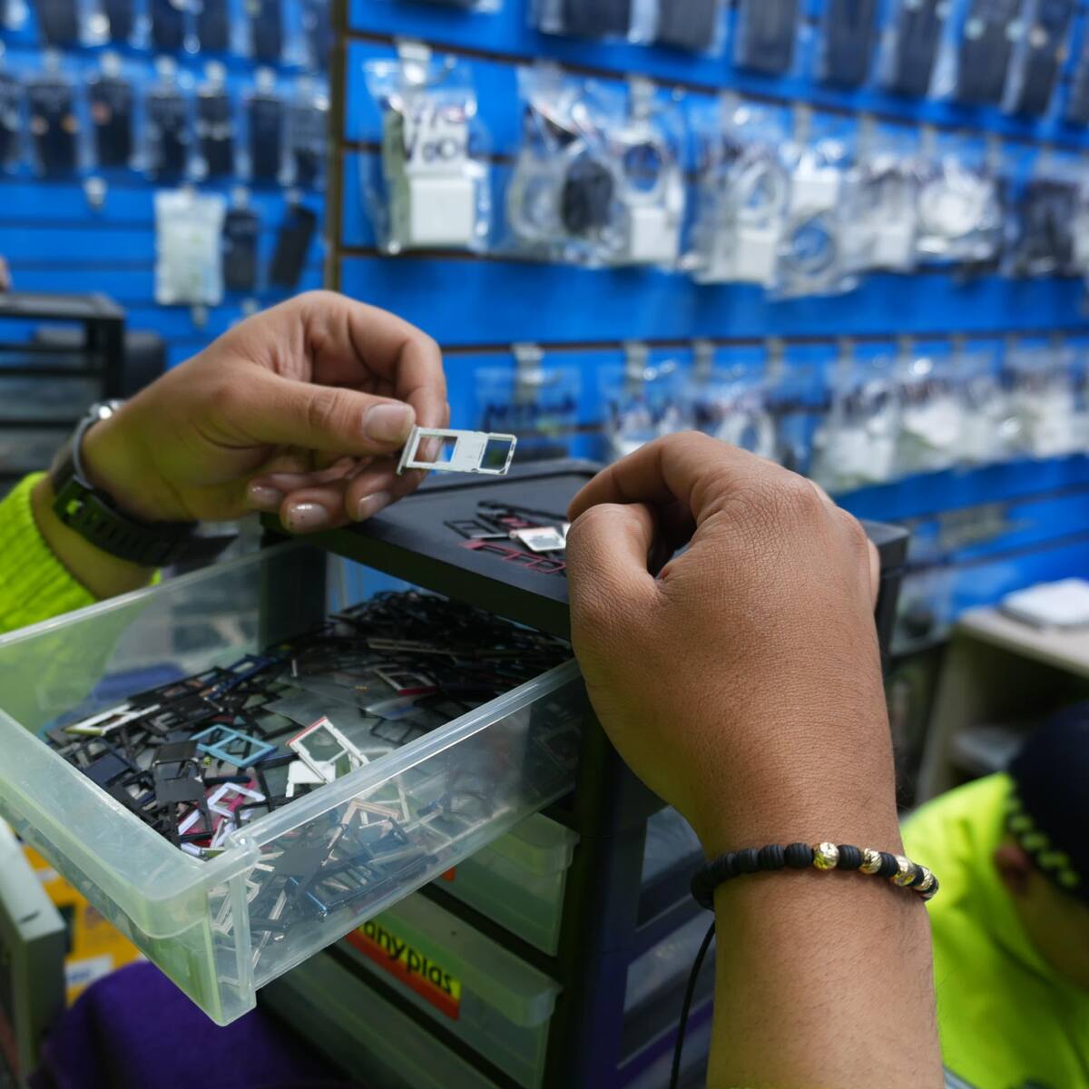 Incautación de armas, celulares y motocicletas: así fue el operativo contra la ilegalidad en Suba