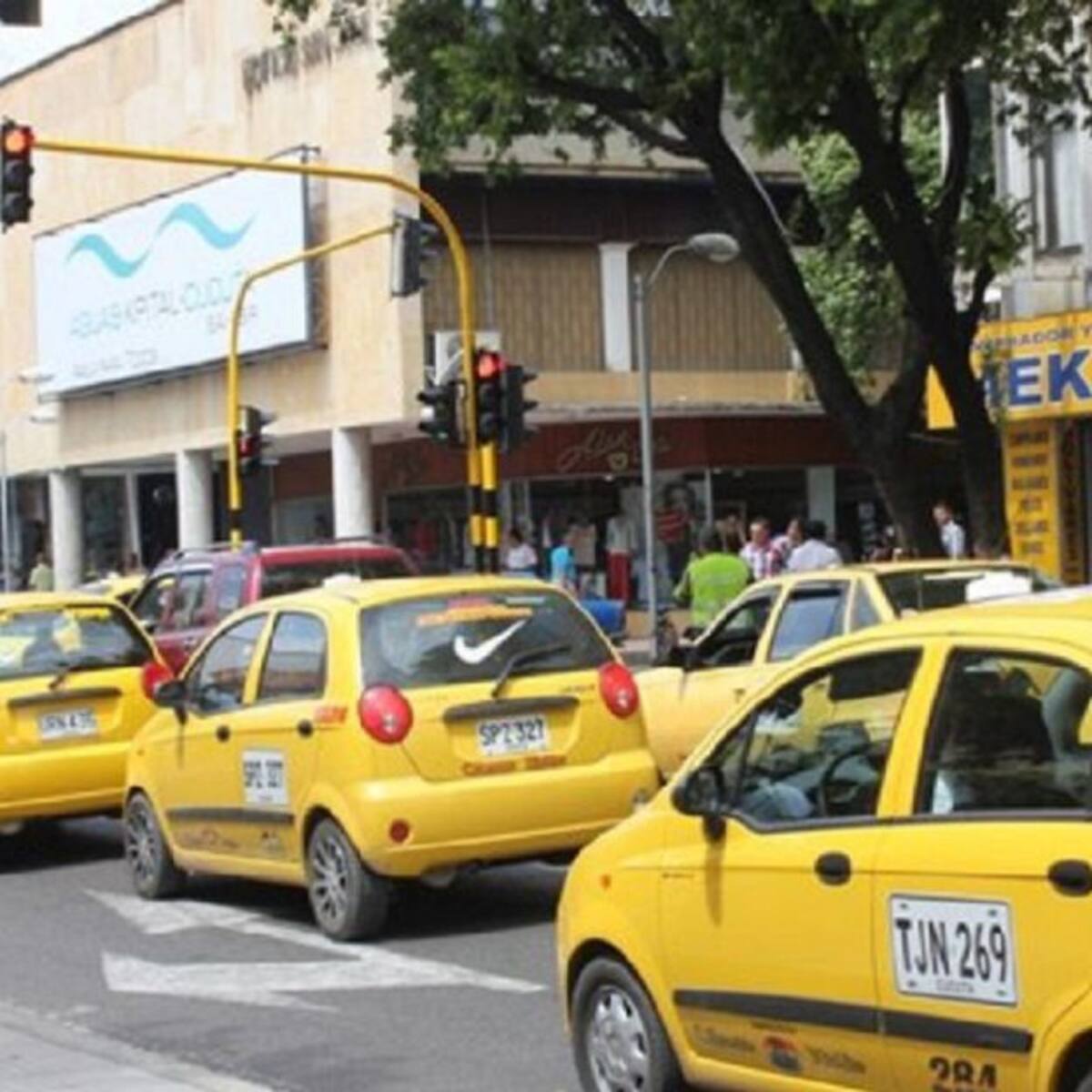 Taxistas en desacuerdo son suspensión del pico y placa