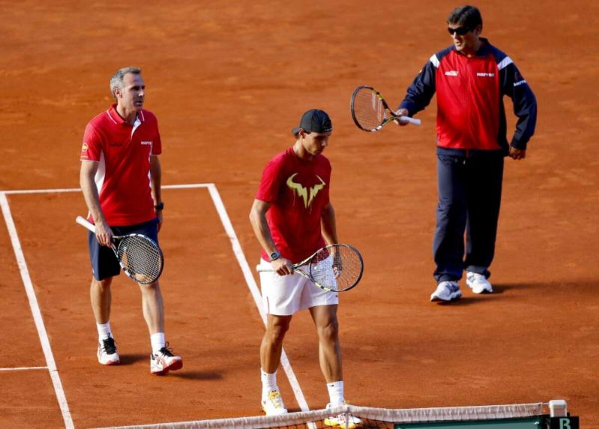 El equipo español entrenó bajo la dirección de ALex Corretja  en la Caja Mágica de Madrid para preparar la eliminatoria por la permanencia en el Grupo Mundial de Copa Davis que disputará frente a Ucrania este fin de semana.