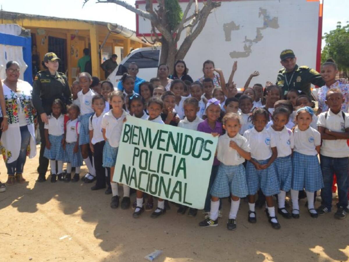 Policía dona pupitres a un colegio en zona rural de Santa Catalina, Bolívar
