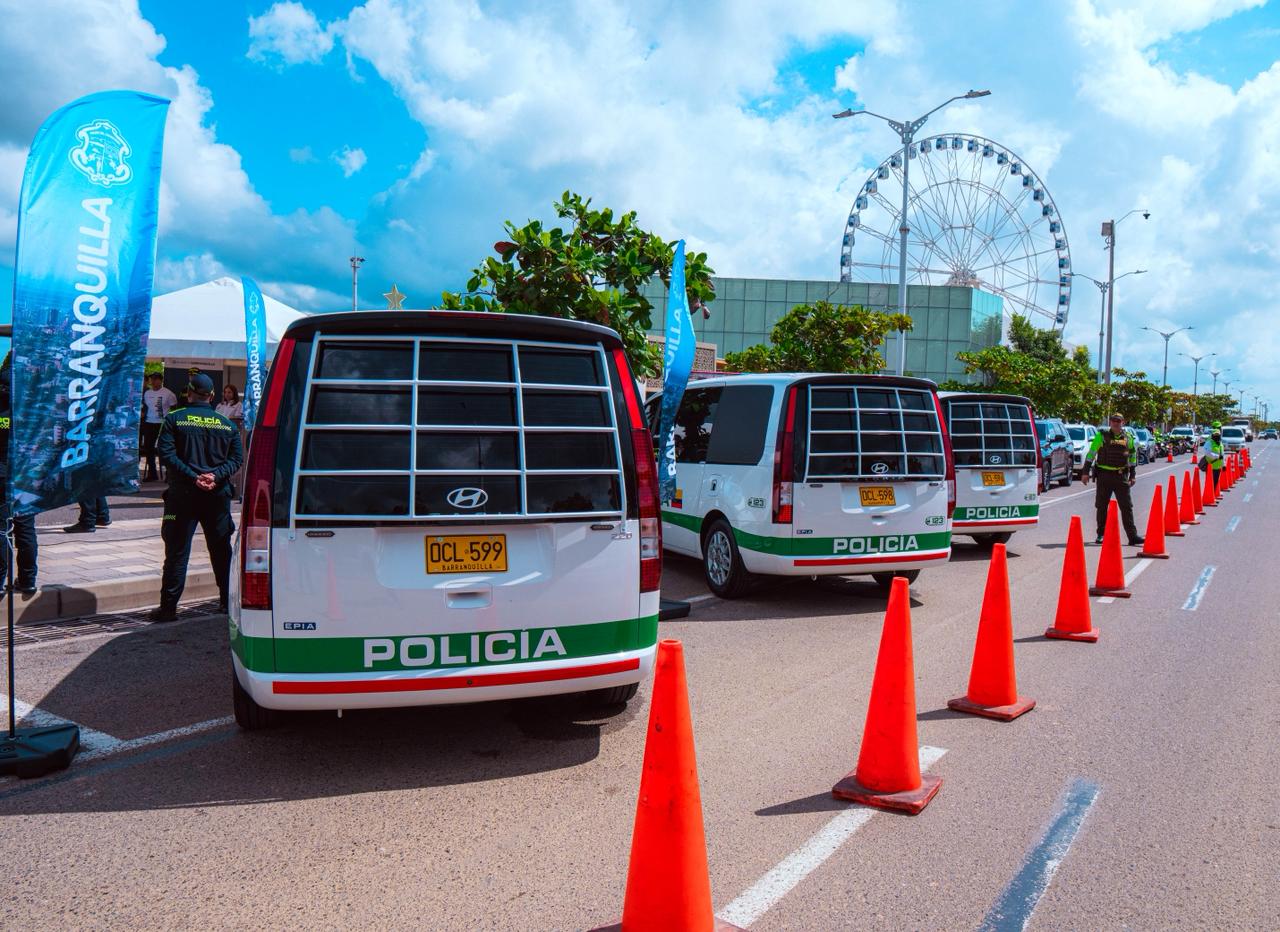 Refuerzan la presencia policial en barrios con cuatro nuevos CAI móviles. Foto: Alcaldía de Barranquilla.