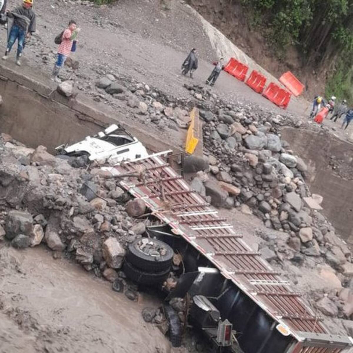 Camión cayó a la quebrada El Término en la Troncal Central del Norte