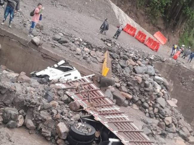 Camión cayó a la quebrada El Término en la Troncal Central del Norte