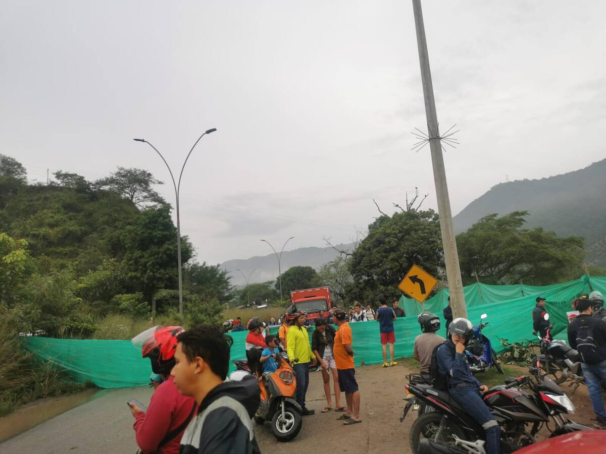 Habitantes del barrio Bavaria ll bloquean la vía