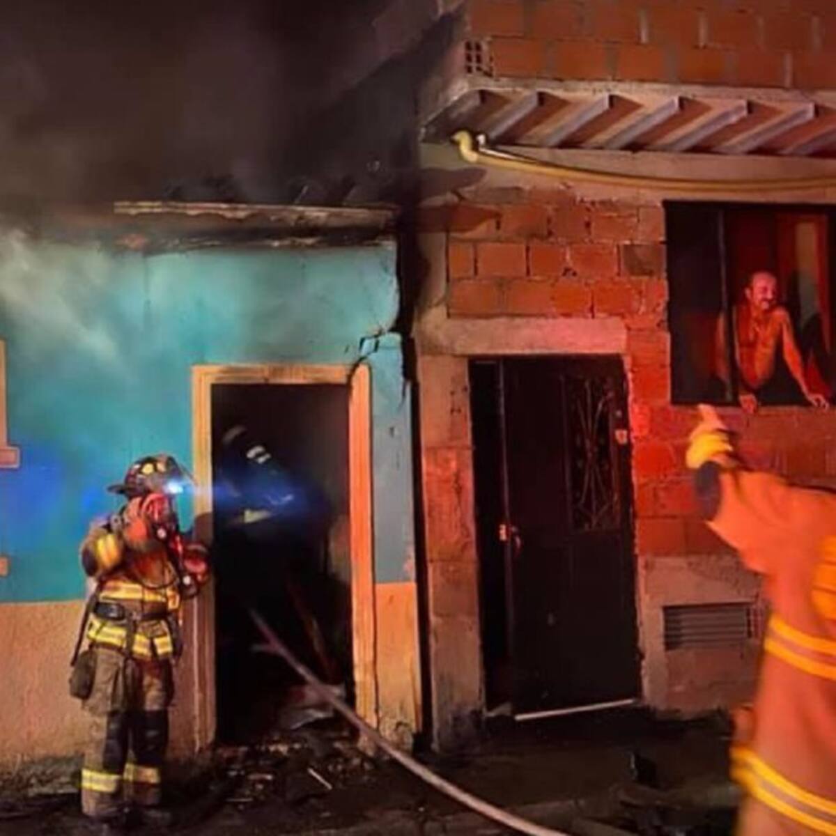 Una persona con quemaduras deja incendio en el barrio El Carmen