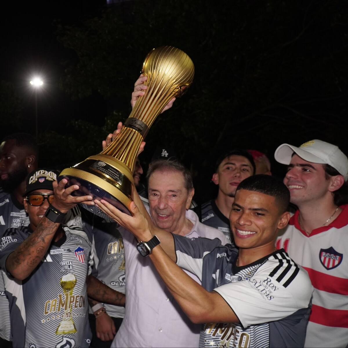 La Aleta del Tiburón se vistió de fiesta para celebrar la estrella 11 de Junior