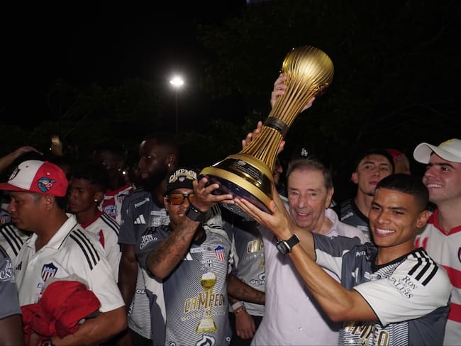 Jugadores y directivas celebrando el campeonato. Foto: tomada de las redes sociales de Junior.