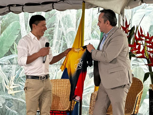 Nairo Quintana y  Juan Miguel Galvis gobernador en la presentación del Gran Fondo Nairo Quintana en Quindío. Foto Gobernación