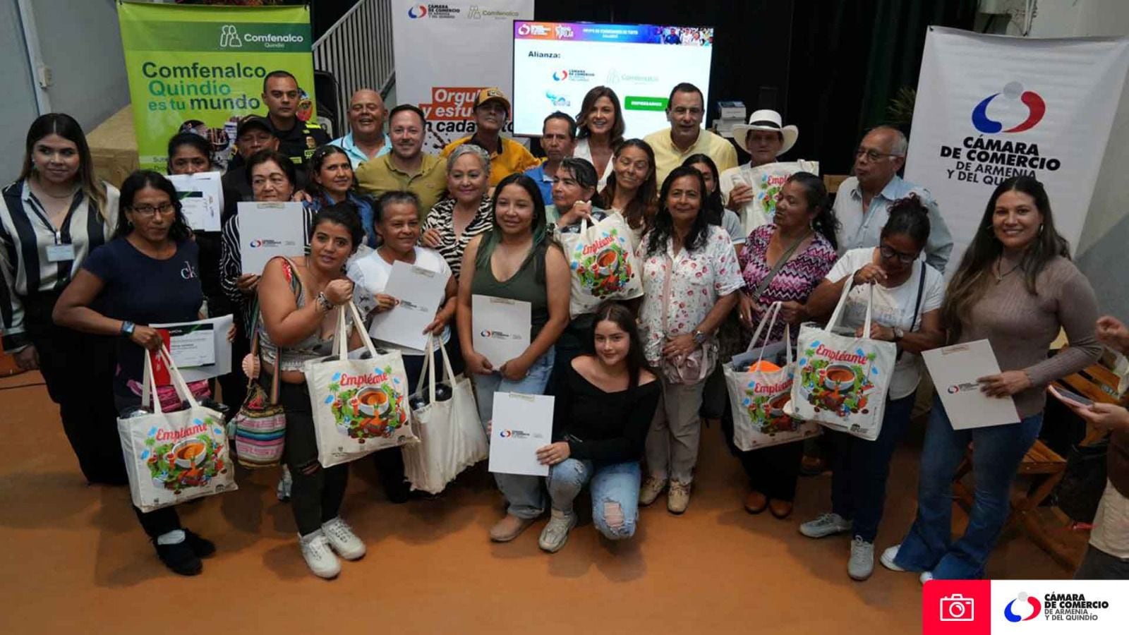 Vendedores de tinto de Calarcá y el programa de Economía Popular de la Cámara de Comercio Foto: Cortesía Cámara de Comercio