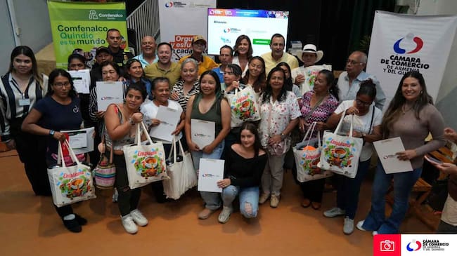 Vendedores de tinto de Calarcá y el programa de Economía Popular de la Cámara de Comercio Foto: Cortesía Cámara de Comercio