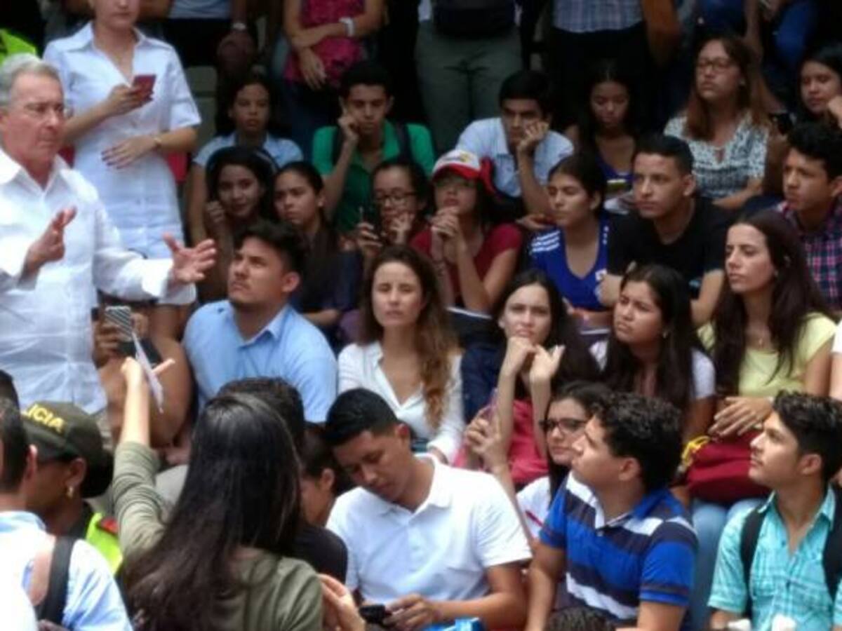 Estudiantes de Uninorte refutan y abuchean al senador Álvaro Uribe