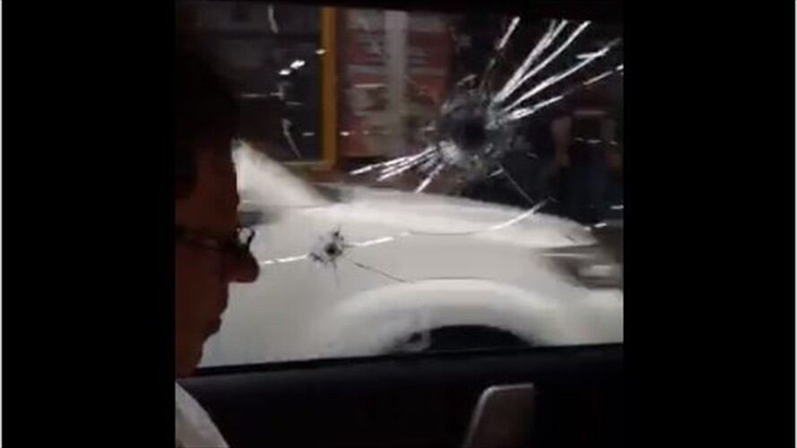 Atacan camioneta en la que se movilizaba Gustavo Petro en Cúcuta. Foto: Periscope @GustavoBolivar