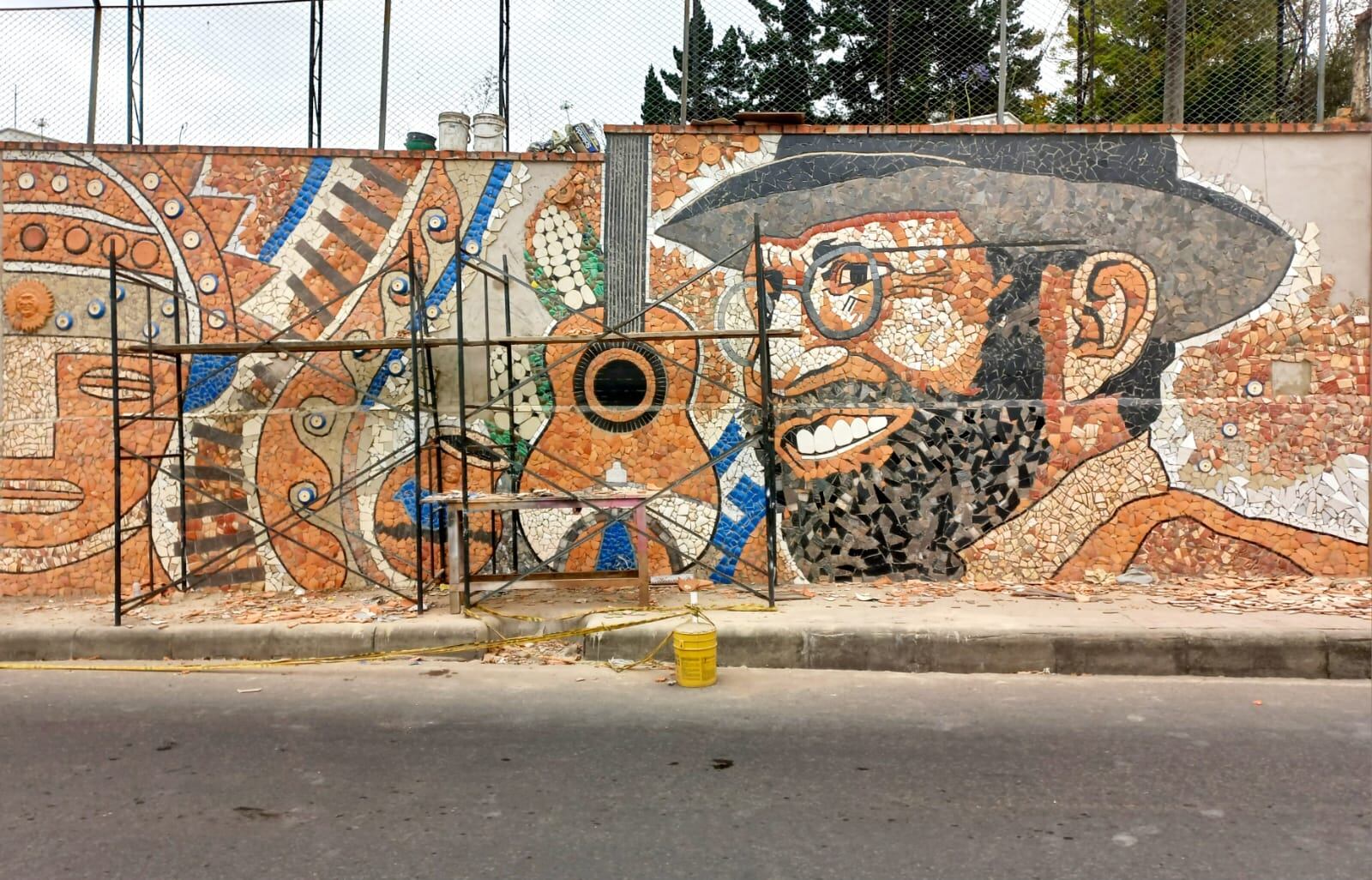 Este mural en homenaje al artista boyacense Jorge Velosa se encuentra ubicado en la Casa de Justicia, que está en la salida hacia Villa de Leyva / Foto: Suministrada