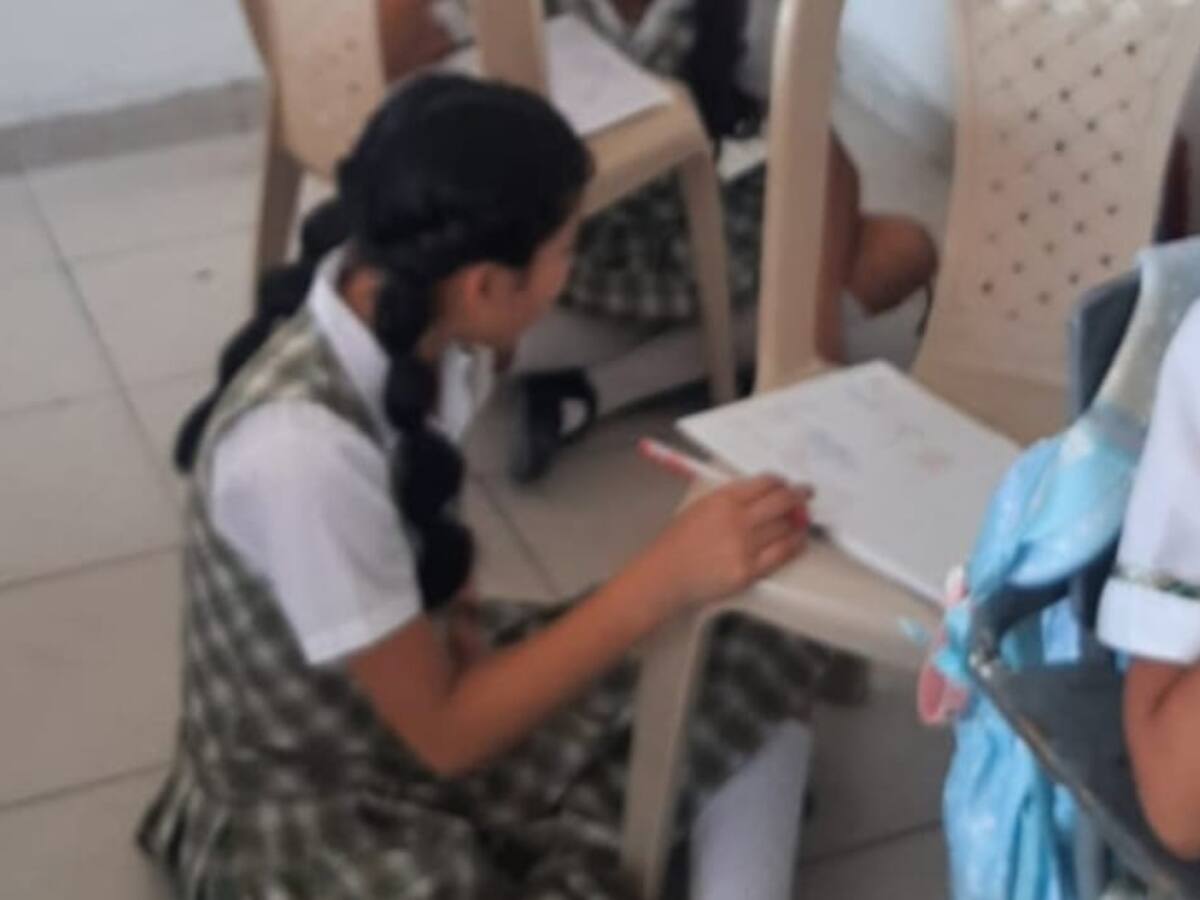 Por sobrecupo, estudiantes en Neiva reciben clases en el suelo, usando sillas o sus propias piernas