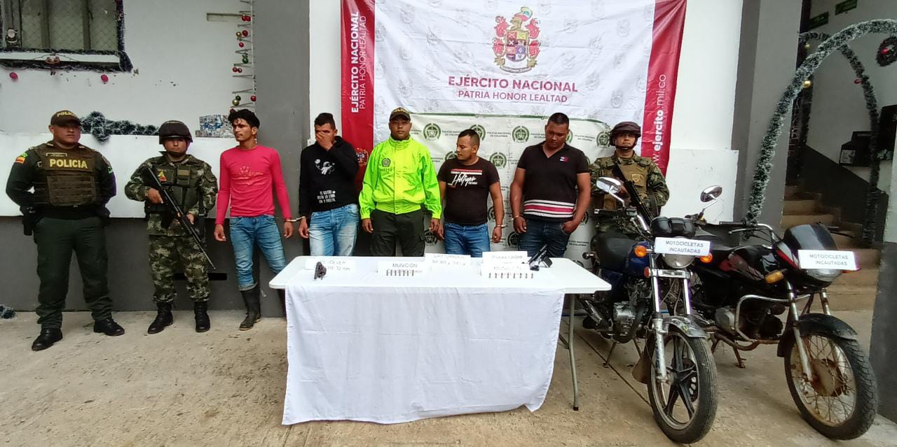 A los capturados se les imputaron los delitos de secuestro y fabricación, tráfico y porte de armas de fuego, accesorio, partes o municiones.