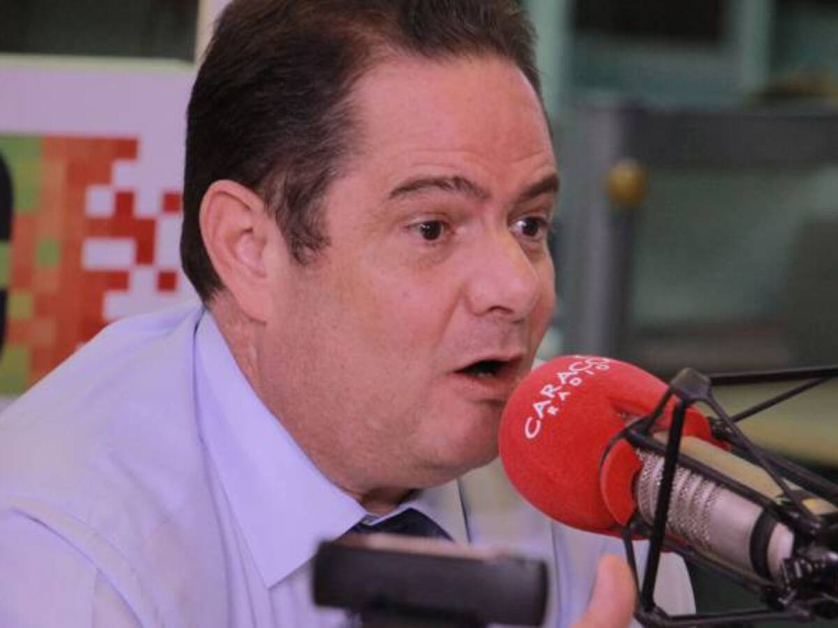 Me diferencia de Santos la microgerencia en el Estado: Vargas Lleras