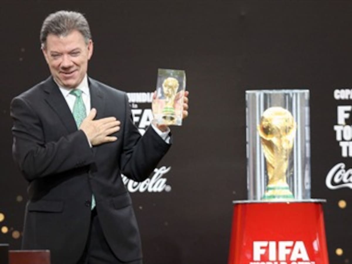 Presidente Santos recibe la Copa del Mundo como un símbolo de optimismo