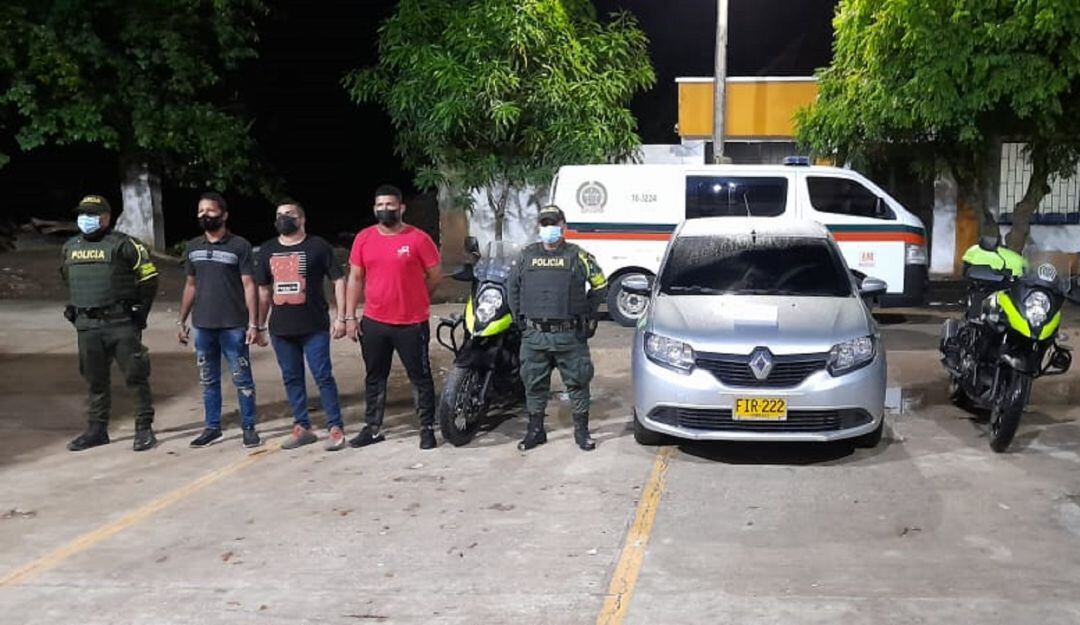Según la Policía, estos sujetos solicitaron un servicio en Cartagena y cuando se movilizaban por la Cruz del Viso robaron el automotor