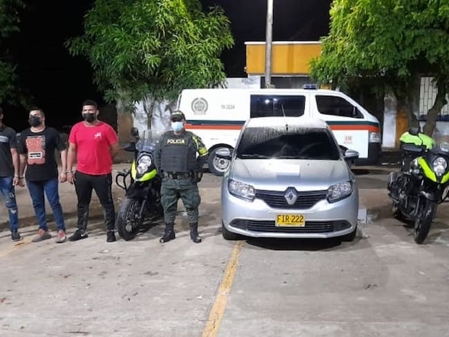 Según la Policía, estos sujetos solicitaron un servicio en Cartagena y cuando se movilizaban por la Cruz del Viso robaron el automotor