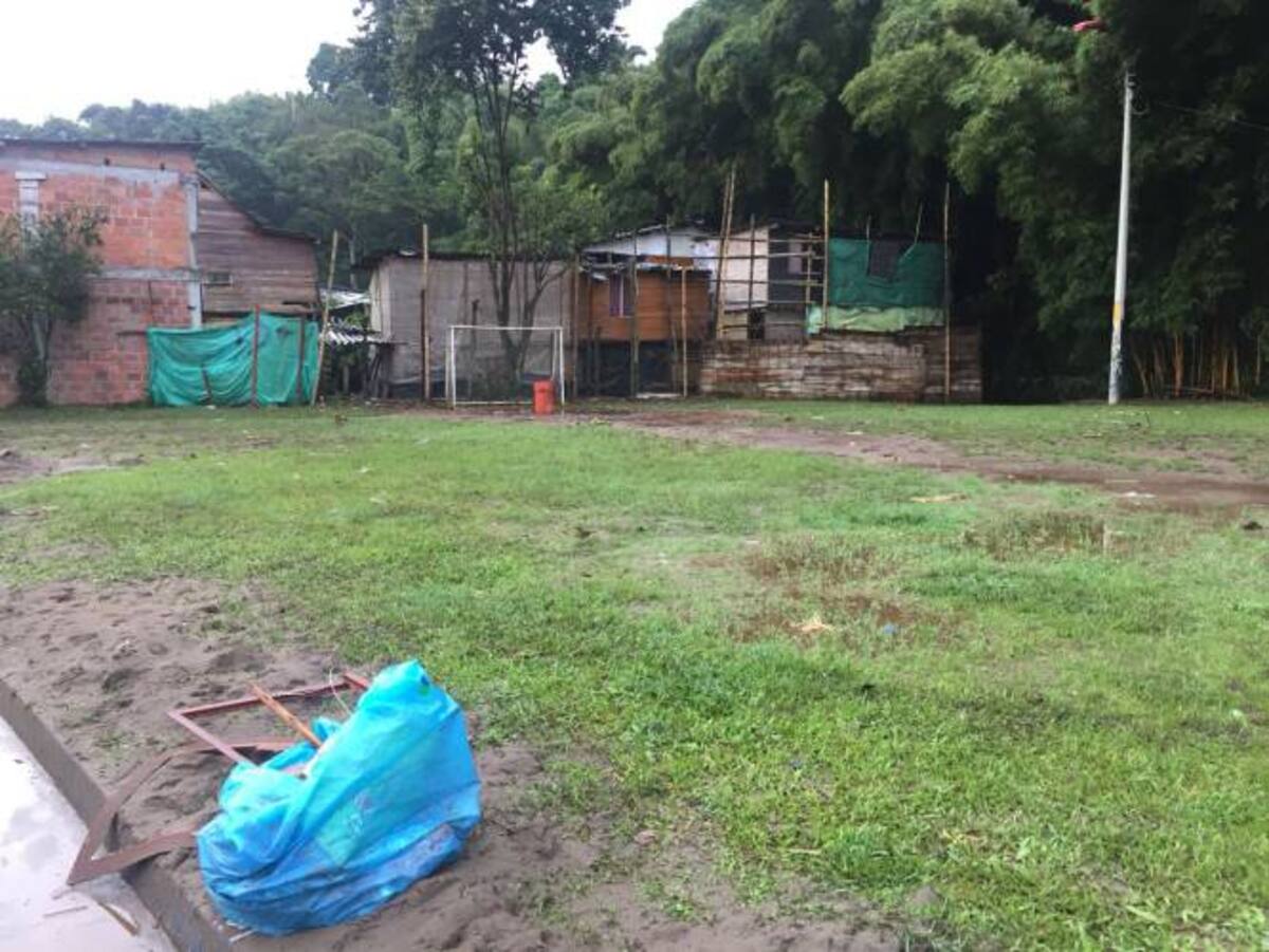 Cancha del barrio el Rocío Bajo afectada por desbordamiento del río Consota