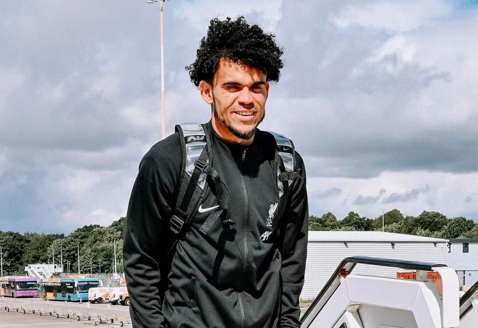 Luis Díaz emprendiendo su viaje rumbo a Alemania, Liverpool.