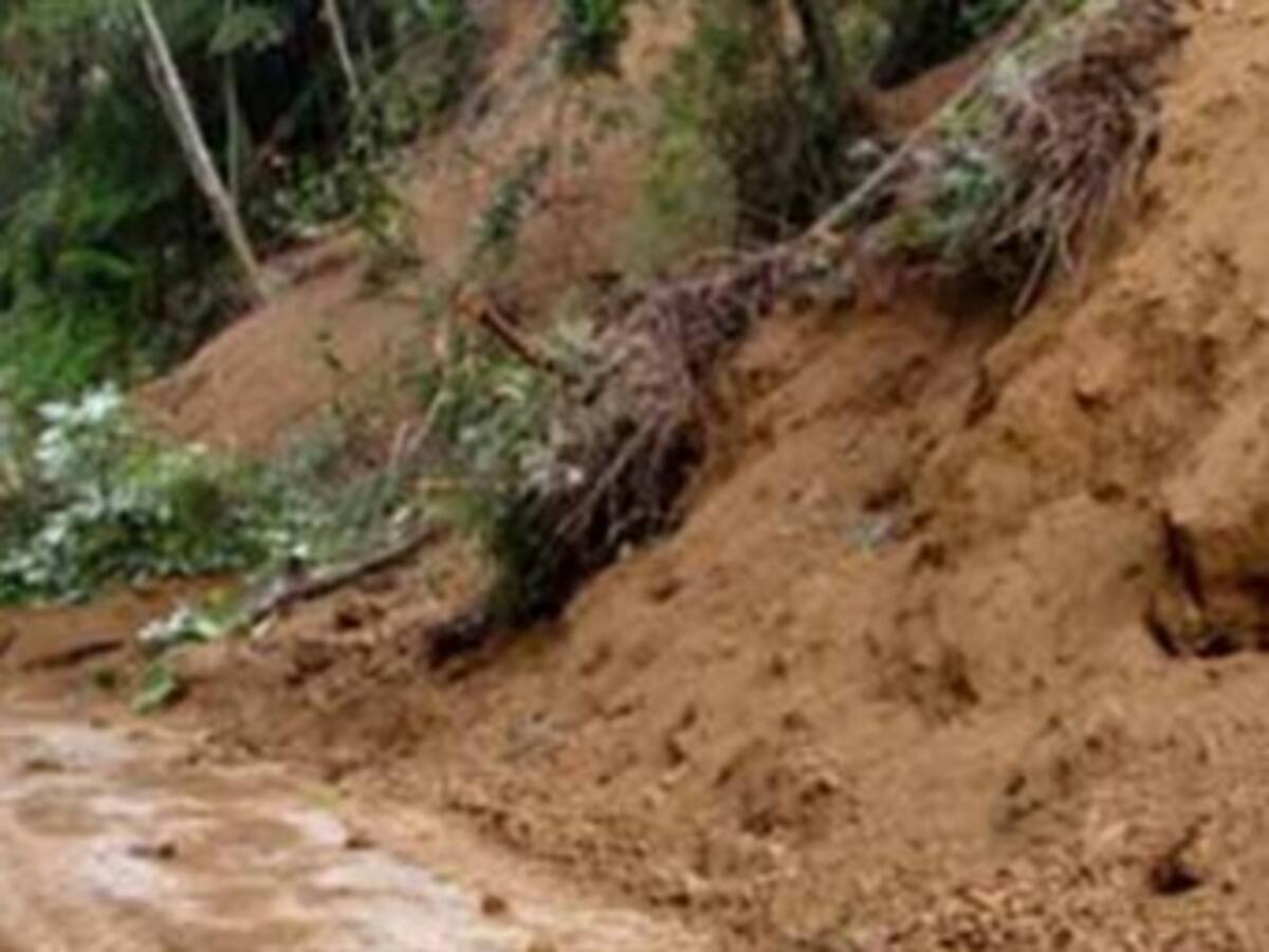 Cerca de 40 derrumbes bloquean la vía Mocoa - Pasto
