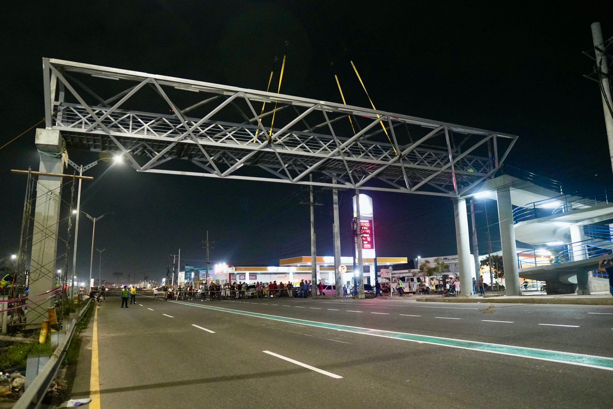 Instalación del puente peatonal en La Circunvalar. Foto: @AlejandroChar