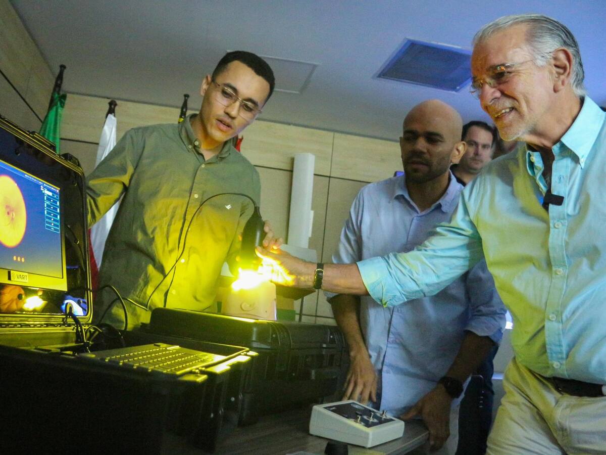 Unisimón entrega equipos que usan IA para detectar retinopatía en recién nacidos