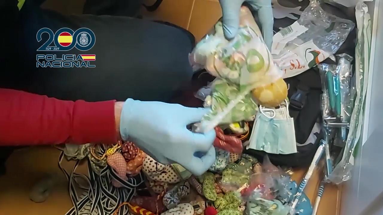 Los detenidos se hacían pasar como pintores, pero todos figuran con antecedentes policiales en Colombia. 
(Foto: Cortesía Policía Nacional )