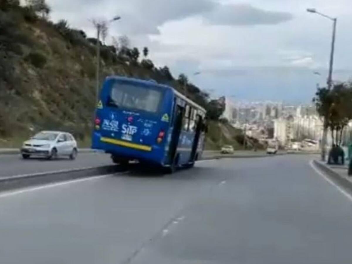 ¡Absurdo! Un bus del SITP en dos ruedas por un andén