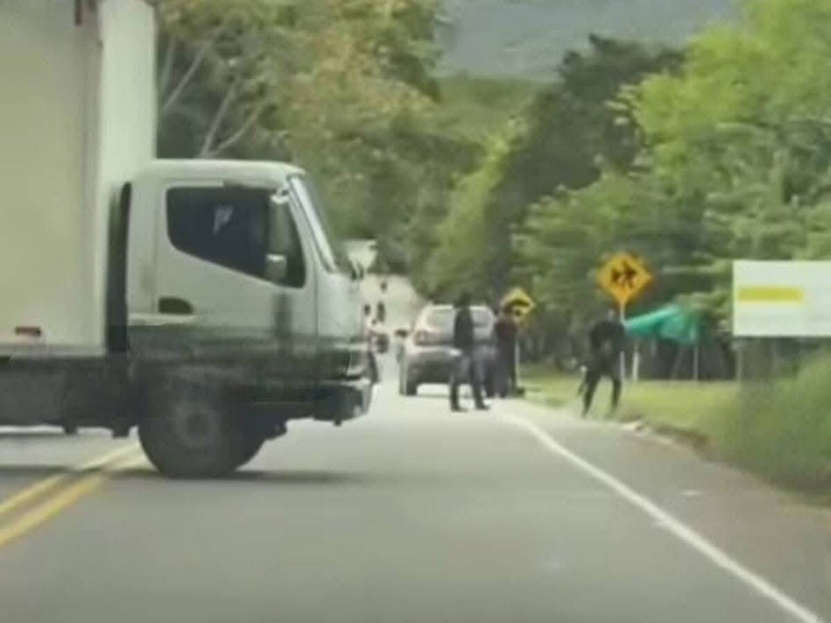 Combates entre Ejercito y disidencias en reten ilegal en vías del Huila