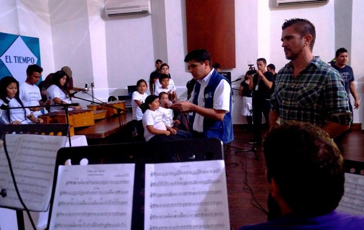 Juanes aprobó las coreografías y partituras previamente ensayadas por los jóvenes de las organizaciones musicales.