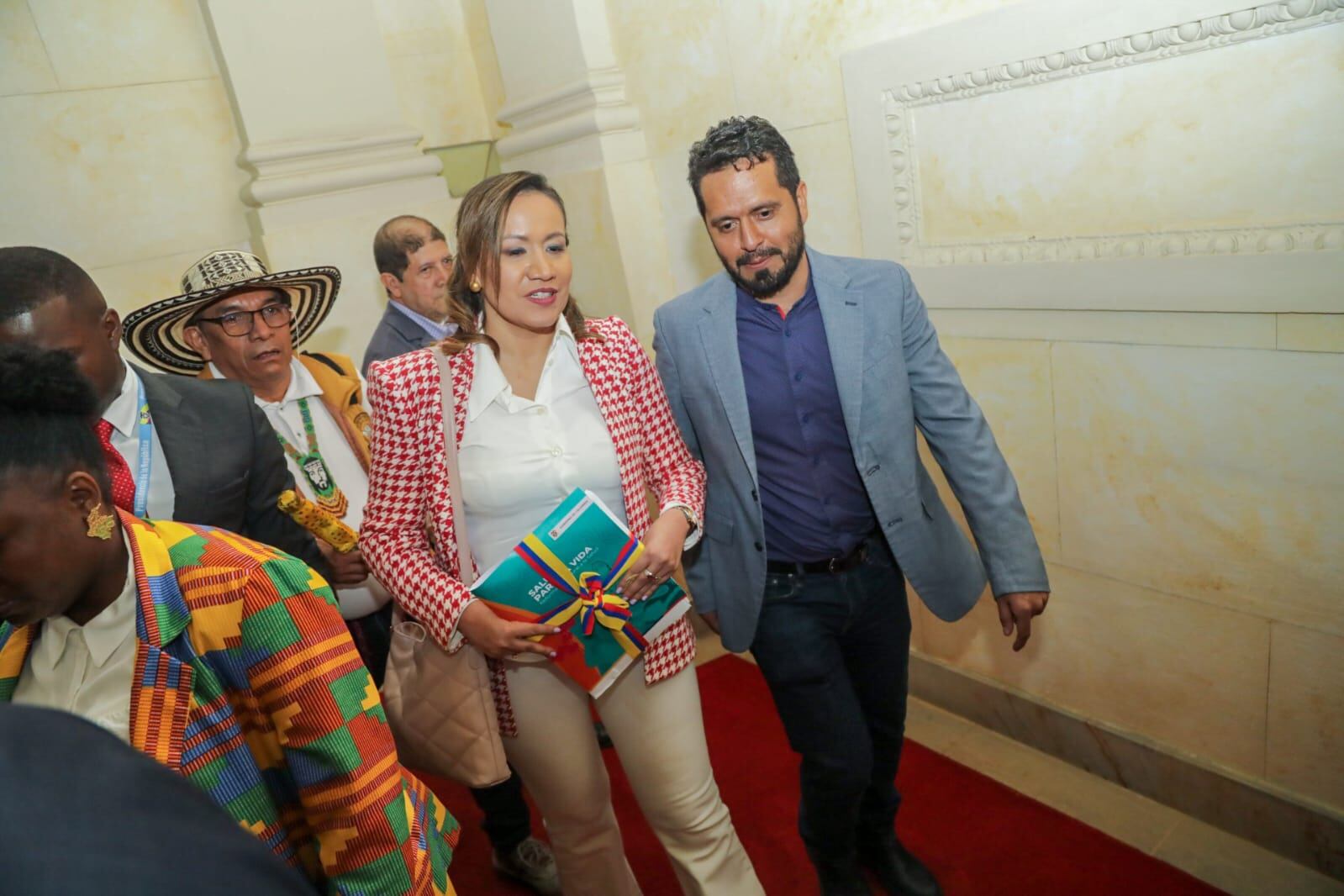 El coordinador ponente de la Reforma a la Salud, Alfredo Mondragón, con la ministra Carolina Corcho (Twitter: Alfredo Mondrágon)