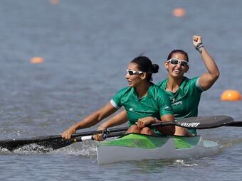 Tatiana Munoz y Diexe Molina de Antioquia celebrana al ganar la medalla de oro en canotaje K2 200m mujeres. Foto: Coldeportes