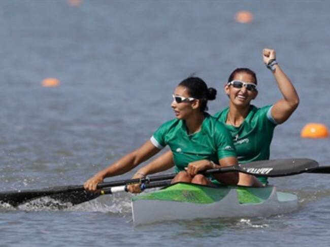 Tatiana Munoz y Diexe Molina de Antioquia celebrana al ganar la medalla de oro en canotaje K2 200m mujeres. Foto: Coldeportes