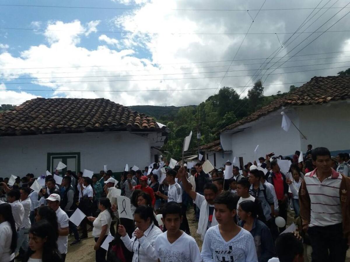 Su despojos recorrieron una larga calle de honor conformada por cientos de personas, entre las que se encontraban las principales autoridades del Cauca y colectivos de mujeres y niños que no descansaban de gritar: “Yuliana, en tu nombre lucharemos por justicia”.