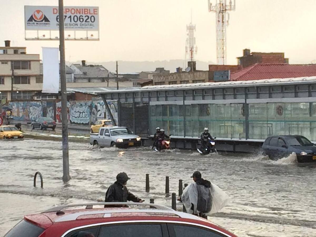 Se presentan emergencias en la capital colombiana tras fuertes lluvias que se presentaron en horas de la tarde del domingo.