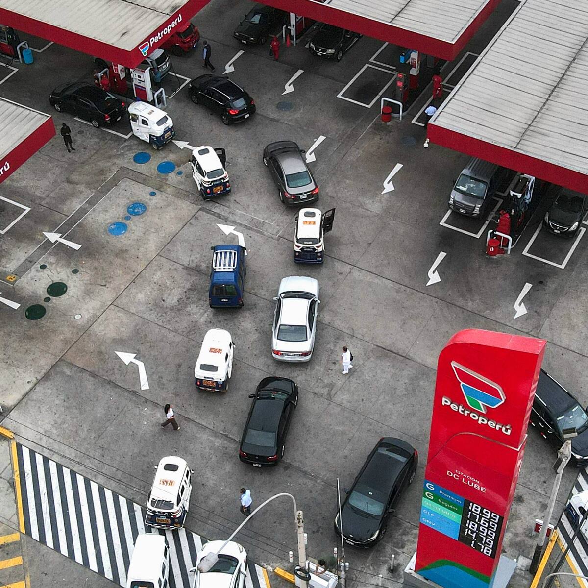 Perú subsidiará combustibles como respuesta a protestas contra Fujimori