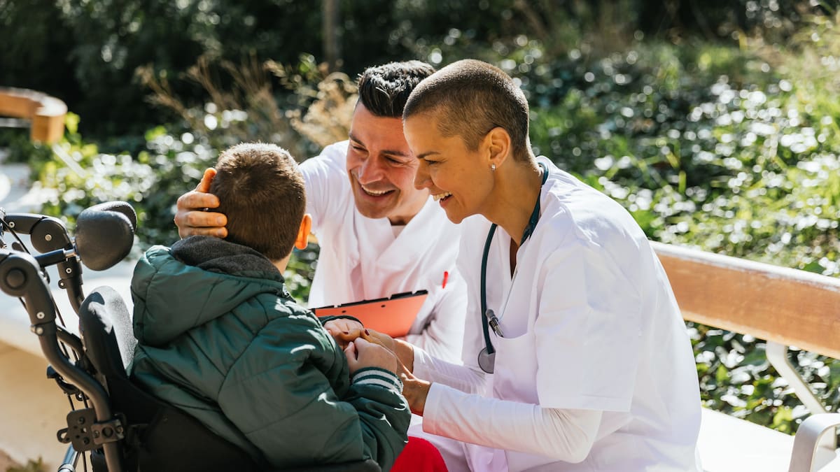 Así funciona la pensión para cuidadores de personas discapacitadas en Colombia: requisitos y más