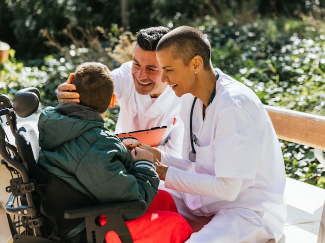 Así funciona la pensión para cuidadores de personas discapacitadas en Colombia: requisitos y más. Cortesía: Getty Images