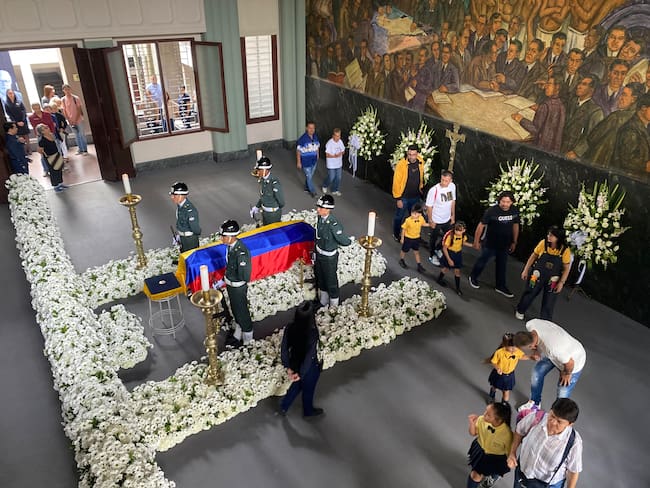 El cuerpo del maestro Fernando Botero permanece en cámara ardiente en el Museo de Antioquia. Foto: Caracol Radio.