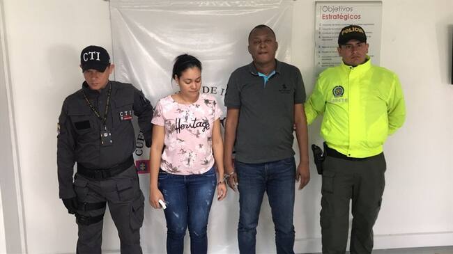 En el operativo, también fueron detenidos Luz Mary Mina, empleada doméstica y Alexander Ocoró Olave, guarda de tránsito. Foto: Fiscalía
