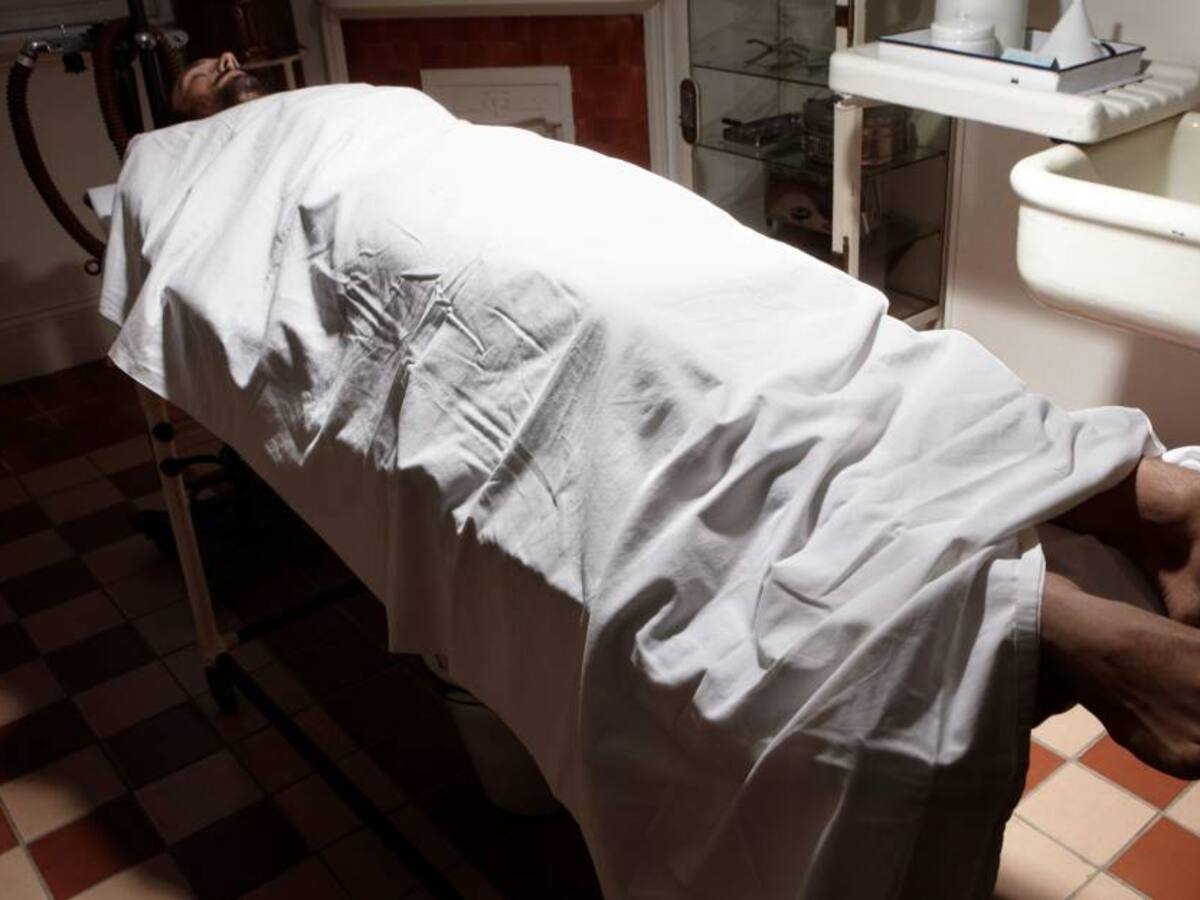 Video capta supuestamente a muerto levantándose de una bandeja en una morgue