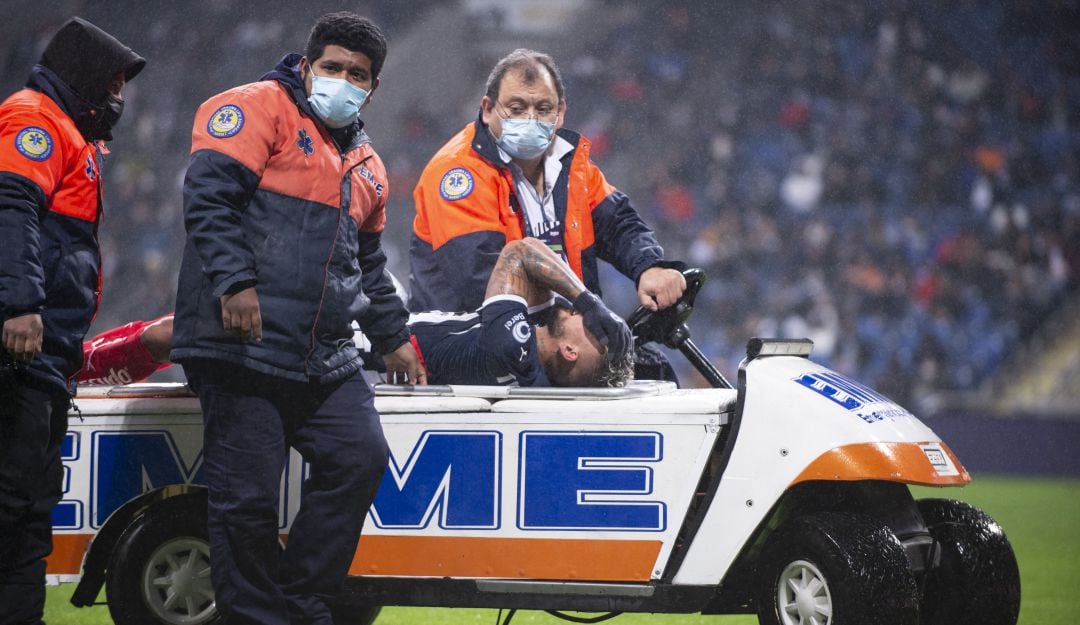 Duván Vergara abandona el campo de juego con claras muestras de dolor tras la lesión que sufrió con Monterrey.