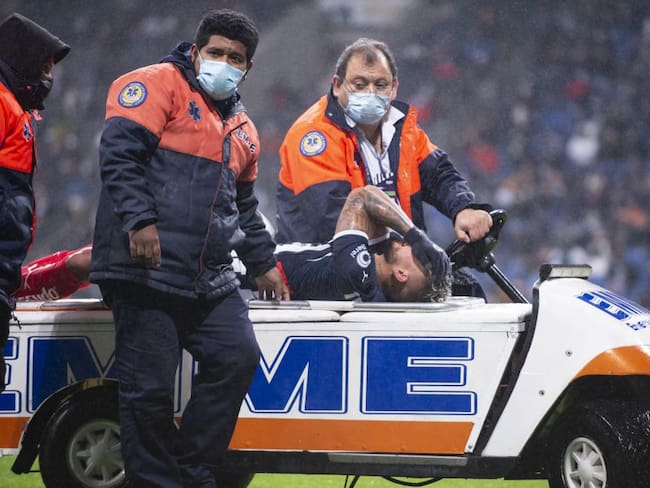 Duván Vergara abandona el campo de juego con claras muestras de dolor tras la lesión que sufrió con Monterrey.