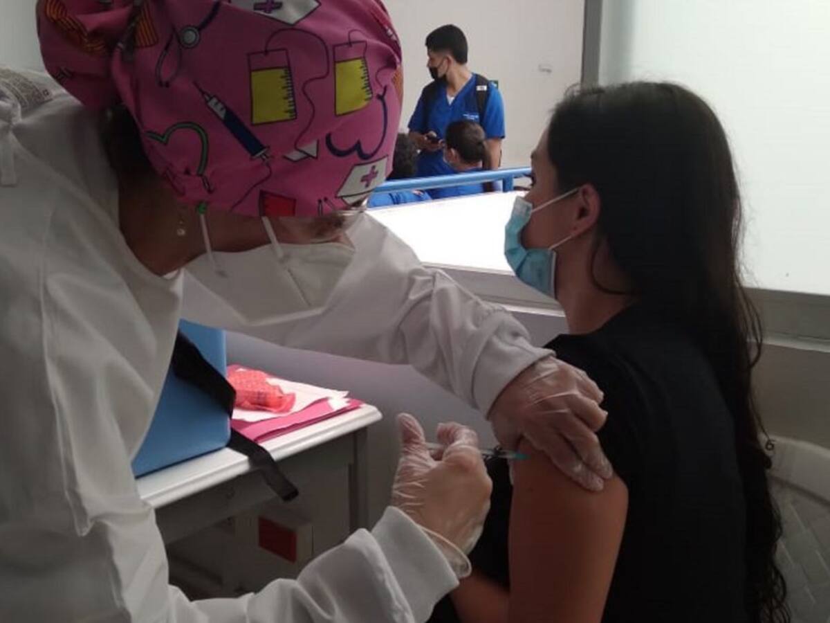 No hay ningún problema en combinar vacunas contra COVID: Médicos