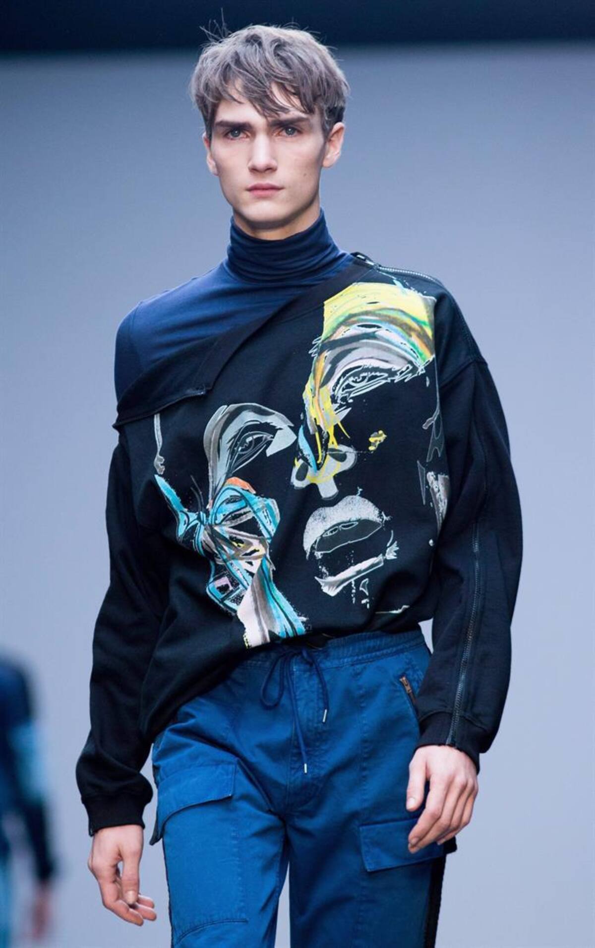 Una serie de modelos presentan la colección de otoño, invierno 2015 en la semana de la moda masculina en Londres, Inglaterra, que se realizará hasta el próximo 12 de enero.